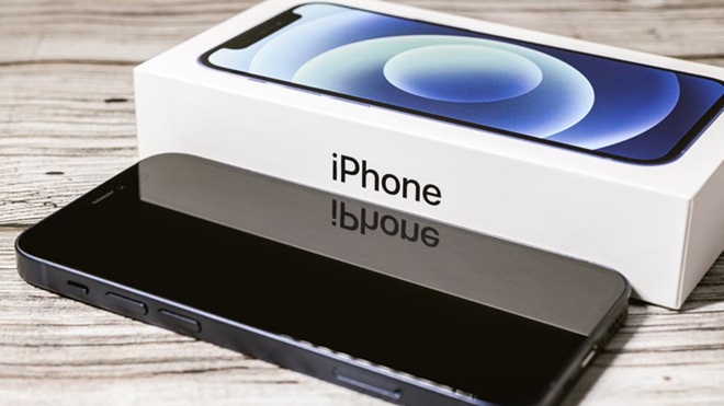 iphone 12 e embalagem em cima de uma mesa de madeira; grande plano