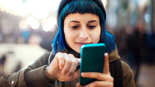 Rapariga com telemóvel