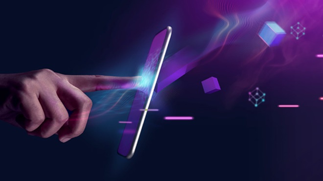 dedo a carregar no telemóvel