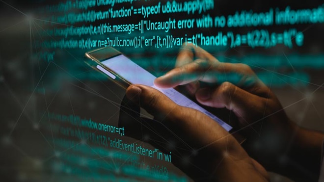 pessoa com um smartphone na mão a ler um SMS