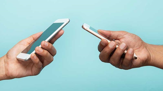 Mãos com o telemovel