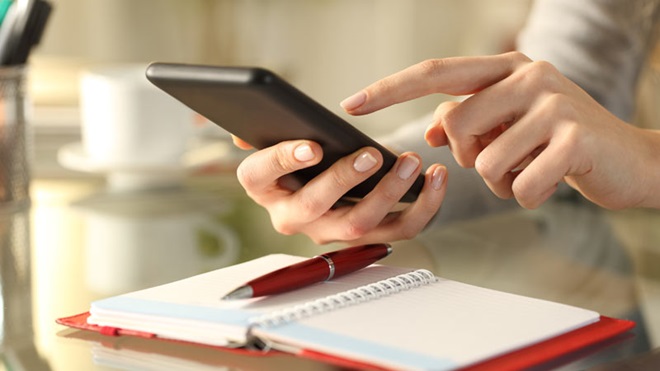 pessoa com telemóvel na mão