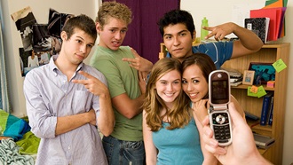 Grupo a tirar uma foto com o dumphone