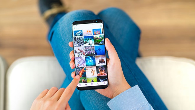 Homem a selecionar fotos no telemóvel