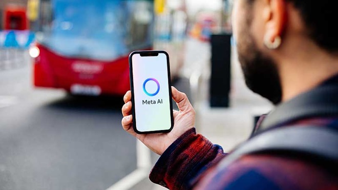 Homem na rua com telemóvel a mostrar Meta AI