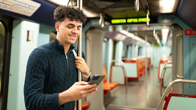 Rapaz com telemóvel no Metro