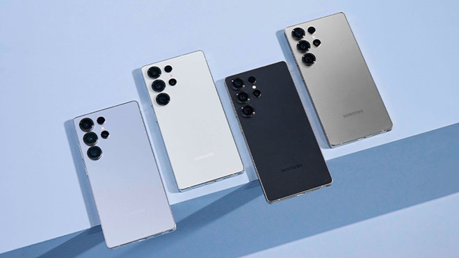 Conjunto de quatro Samsungs Galaxy S25 sobre fundo azul