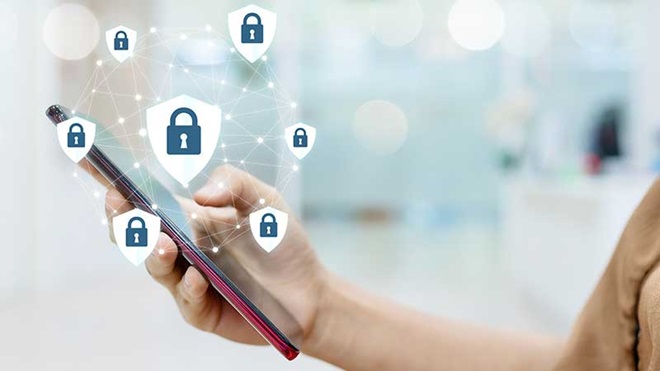 Mão a segurar smartphone com imagens de cadeados em cima.