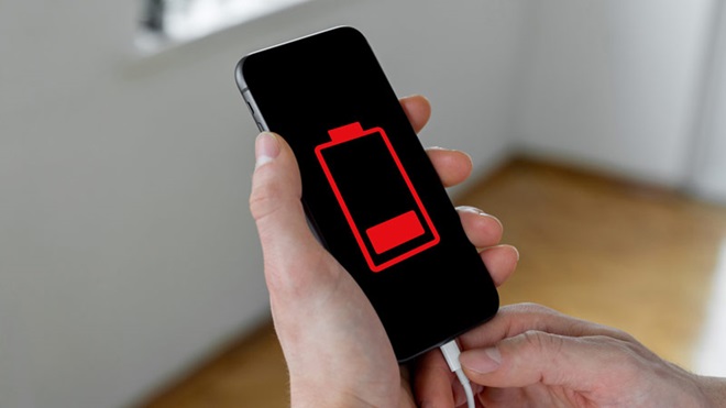 pessoa a colocar um smartphone a carregar