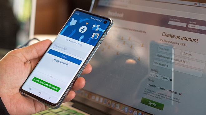 Facebook no telemóvel e no computador
