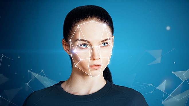 Grande plano de cara de modelo com linhas tecnológicas sobre pontos estratégicos da face