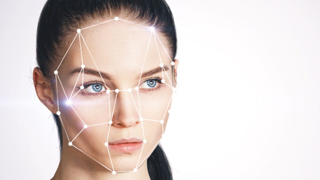 Grande plano de cara de modelo com linhas tecnológicas sobre pontos estratégicos da face