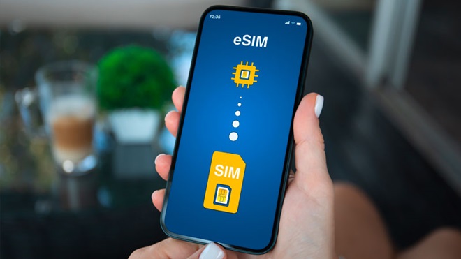 Grande plano de mão a segurar um telemóvel com eSIM