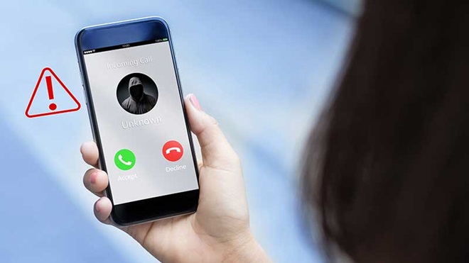 Mulher a receber chamada de número desconhecido