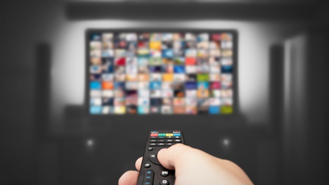 pessoa a escolher conteúdos numa televisão