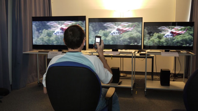 homem a ver televisão sentado numa cadeira