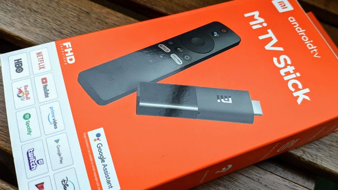 Embalagem com a foto do Xiaomi Mi TV Stick e do respetivo telecomando