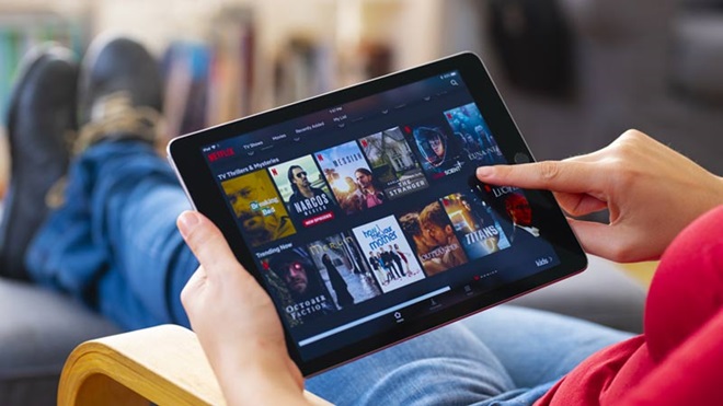 Pessoa a consultar canal Netflix num tablet 