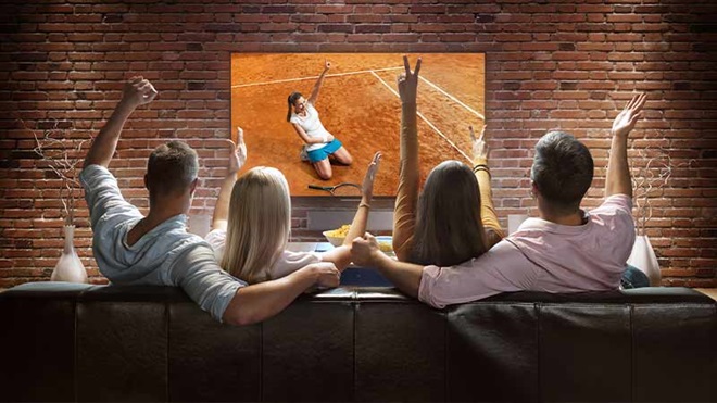 Amigos a ver um jogo de ténis na tv, na sala