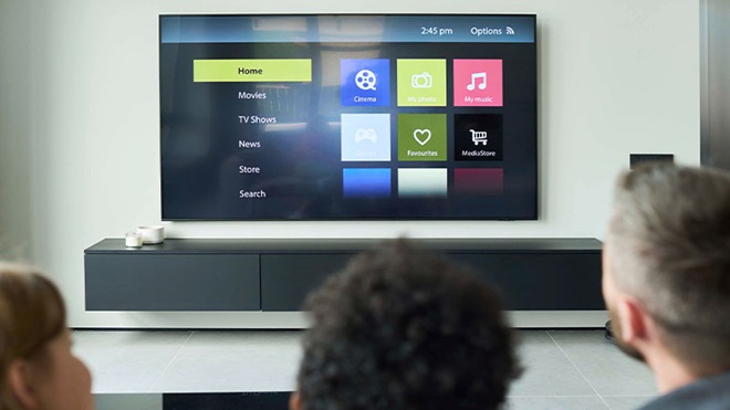 Família na sala a configurar televisor