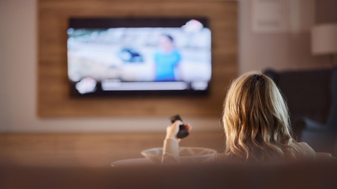 mulher sentada a ver tv