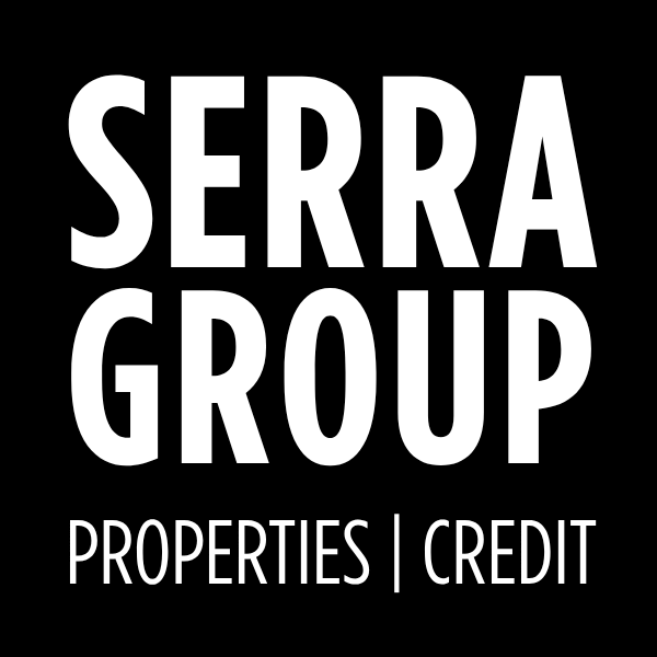 Logo da empresa Serra Group com letras brancas em fundo preto.