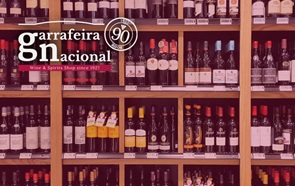 Várias prateleiras repletas de vinho com o logo da Garrafeira Nacional