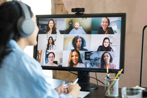 Mulher orienta webinar para várias pessoas.