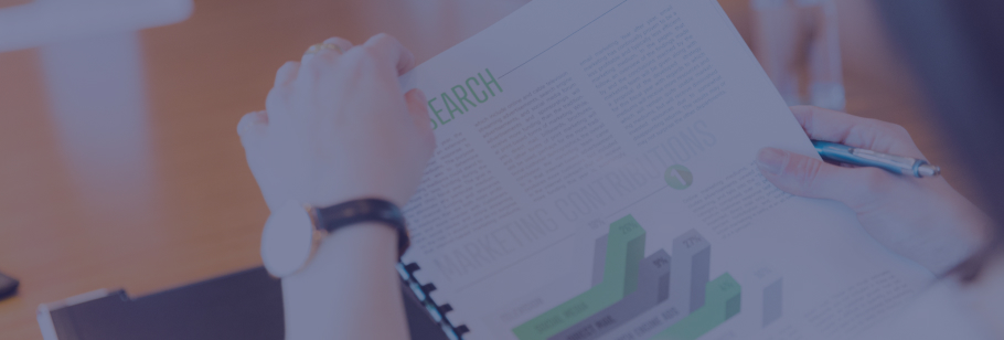 Mulher segura caderno de argolas, onde se pode ver texto e gráficos