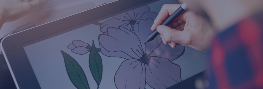 Mão faz o desenho do interior de uma flor. A flor está pintada de rosa e nota,-se algumas folhas verdes