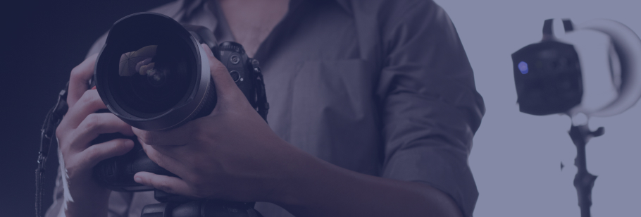 Homem segura uma máquina fotográfica com uma lente