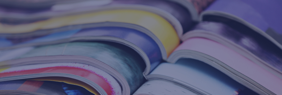 Várias revistas alinhadas abertas.