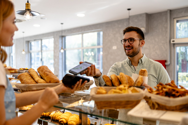 homem a pagar com telemovel