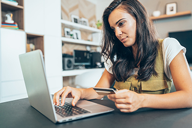 mulher a fazer pagamento online