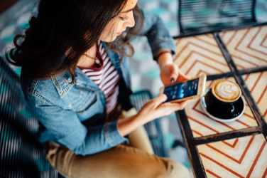 mulher ver telemovel