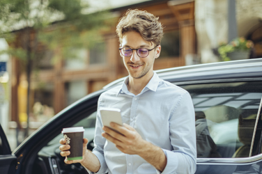 homem a pesquisar fundos