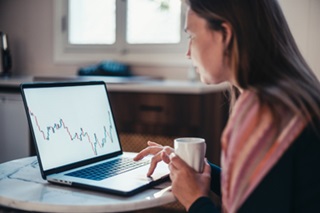 mulher ver grafico investimento