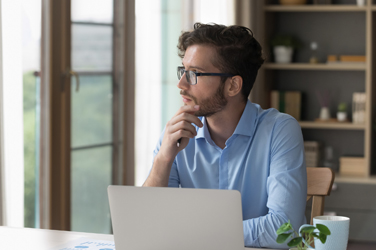 investidor pensativo