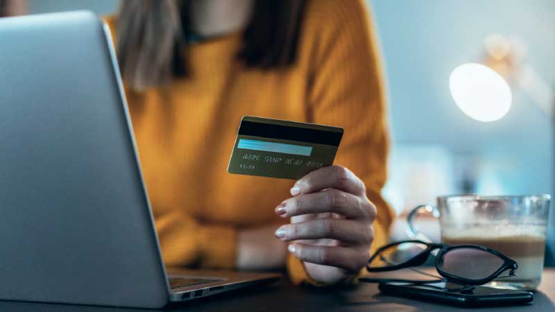 mulher a segurar cartao bancario