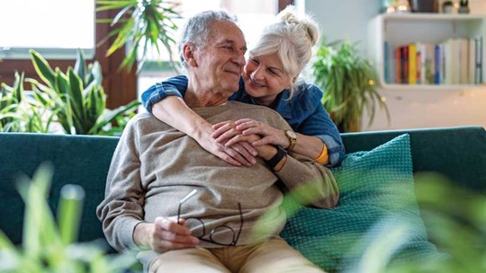 casal reformados abracados