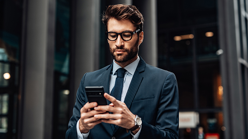 homem de fato ao telemovel