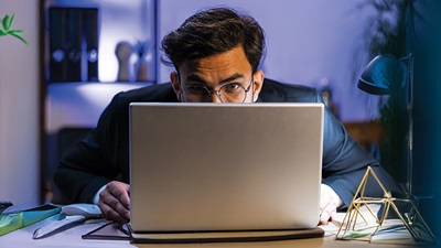 homem ao computador desconfiado
