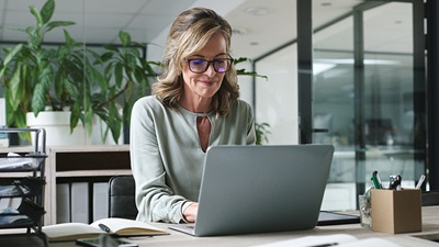 mulher ao computador