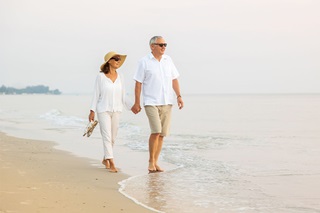 casal reformados passear praia
