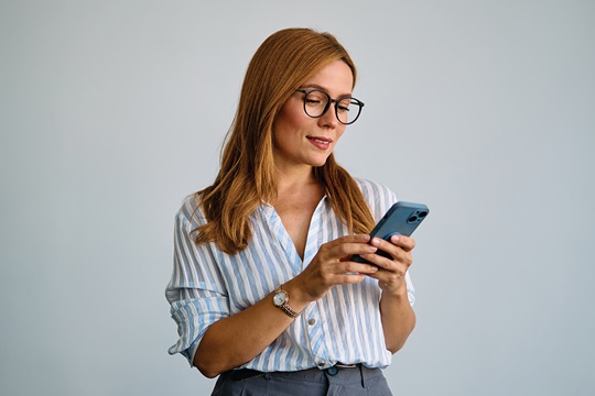 Investidora a analisar aplicações em ETF através do smartphone