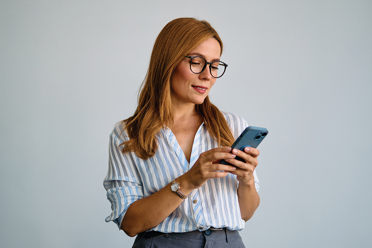 Investidora a analisar aplicações em ETF através do smartphone