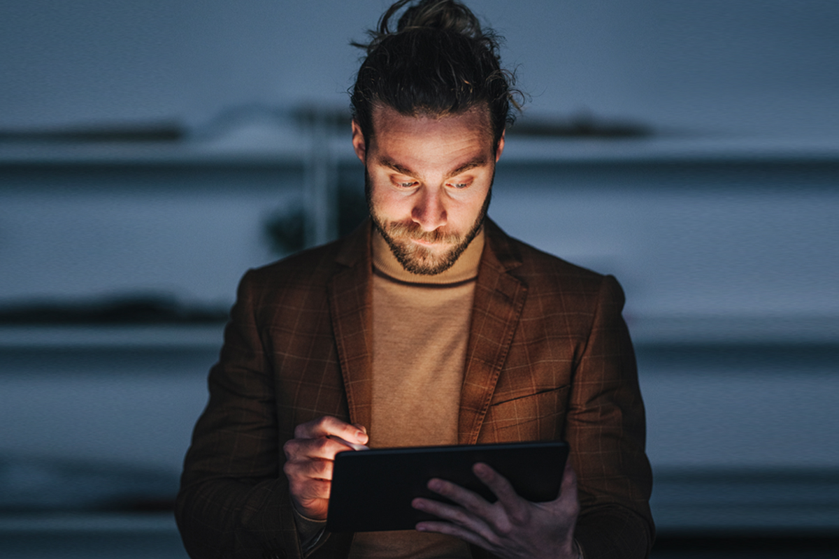 jovem a olhar para tablet