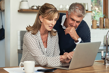 casal investidores a conversar
