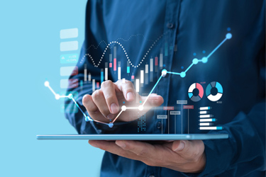 homem a analisar mercados no tablet