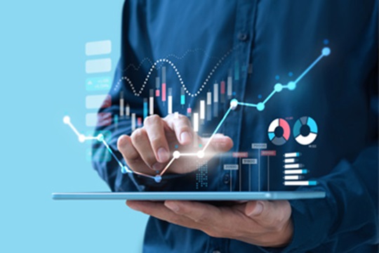 homem a analisar mercados no tablet